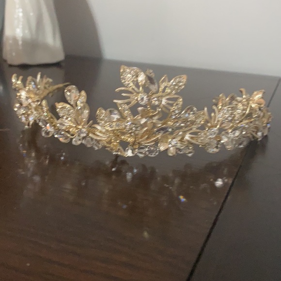 Beautiful tiara in gold with white rhinestones main image 8